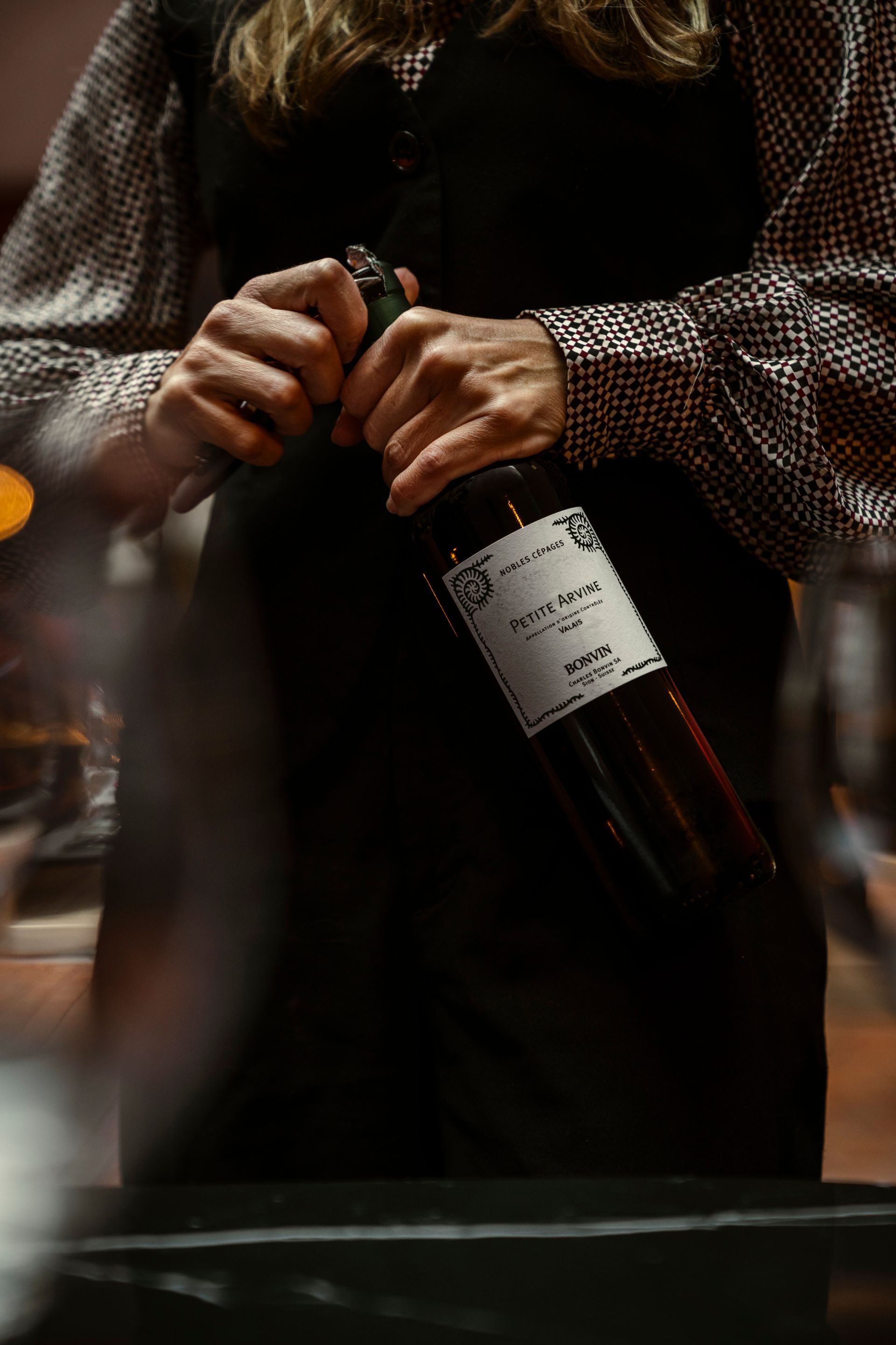 Flasche Wein wird geöffnet