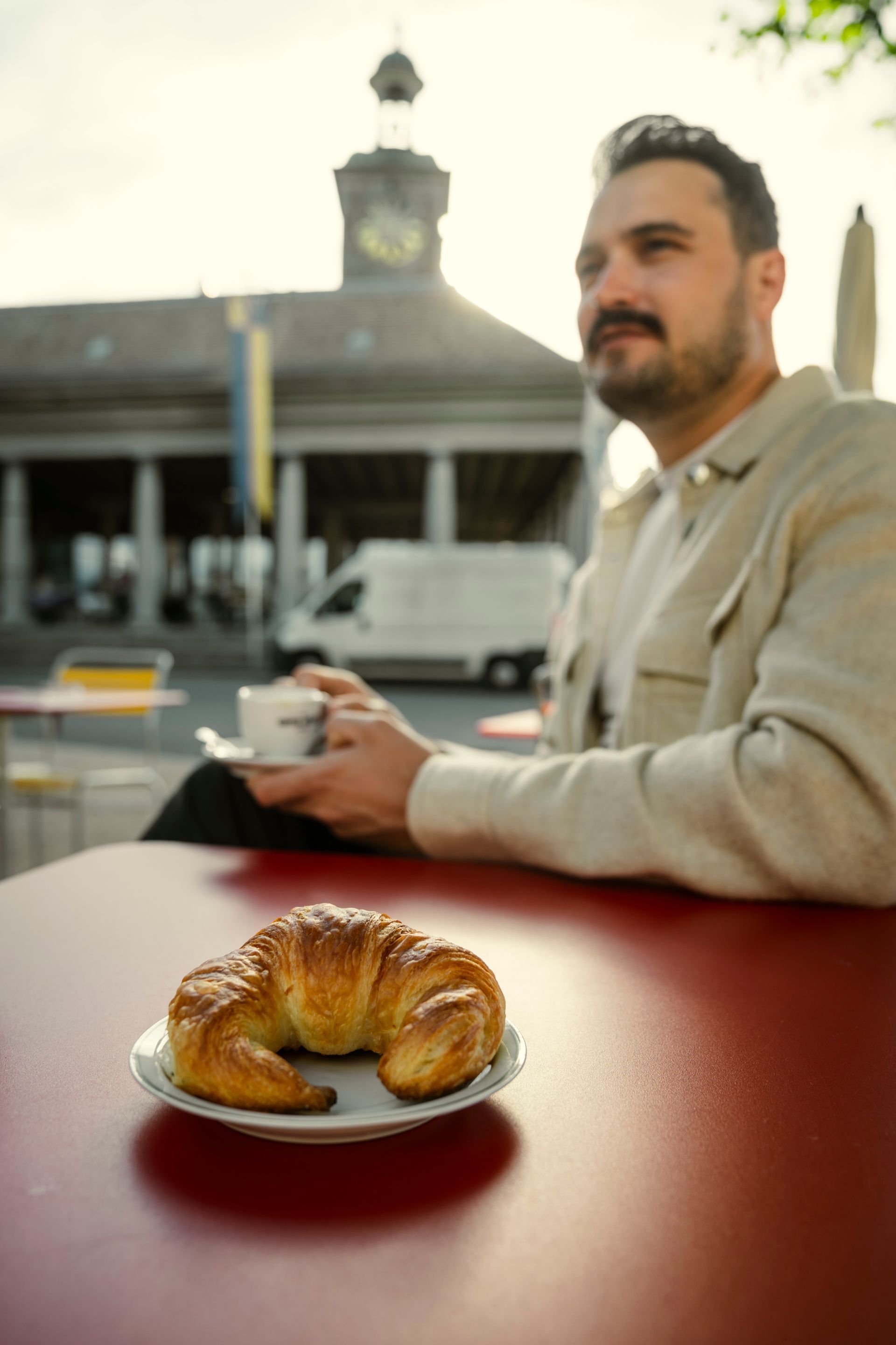 Markus mit Kaffee und Croissant