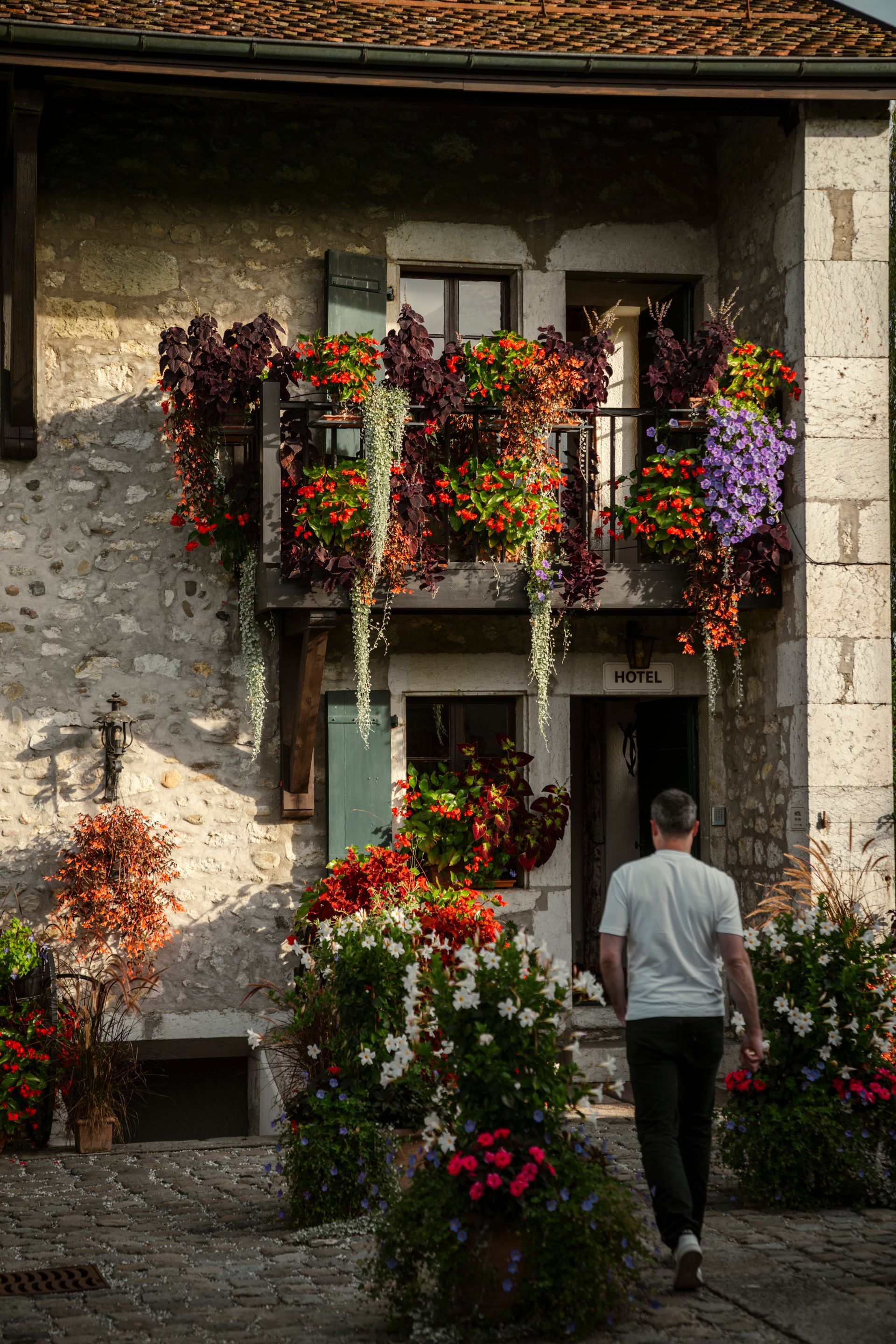 Hausfassade mit Blumen