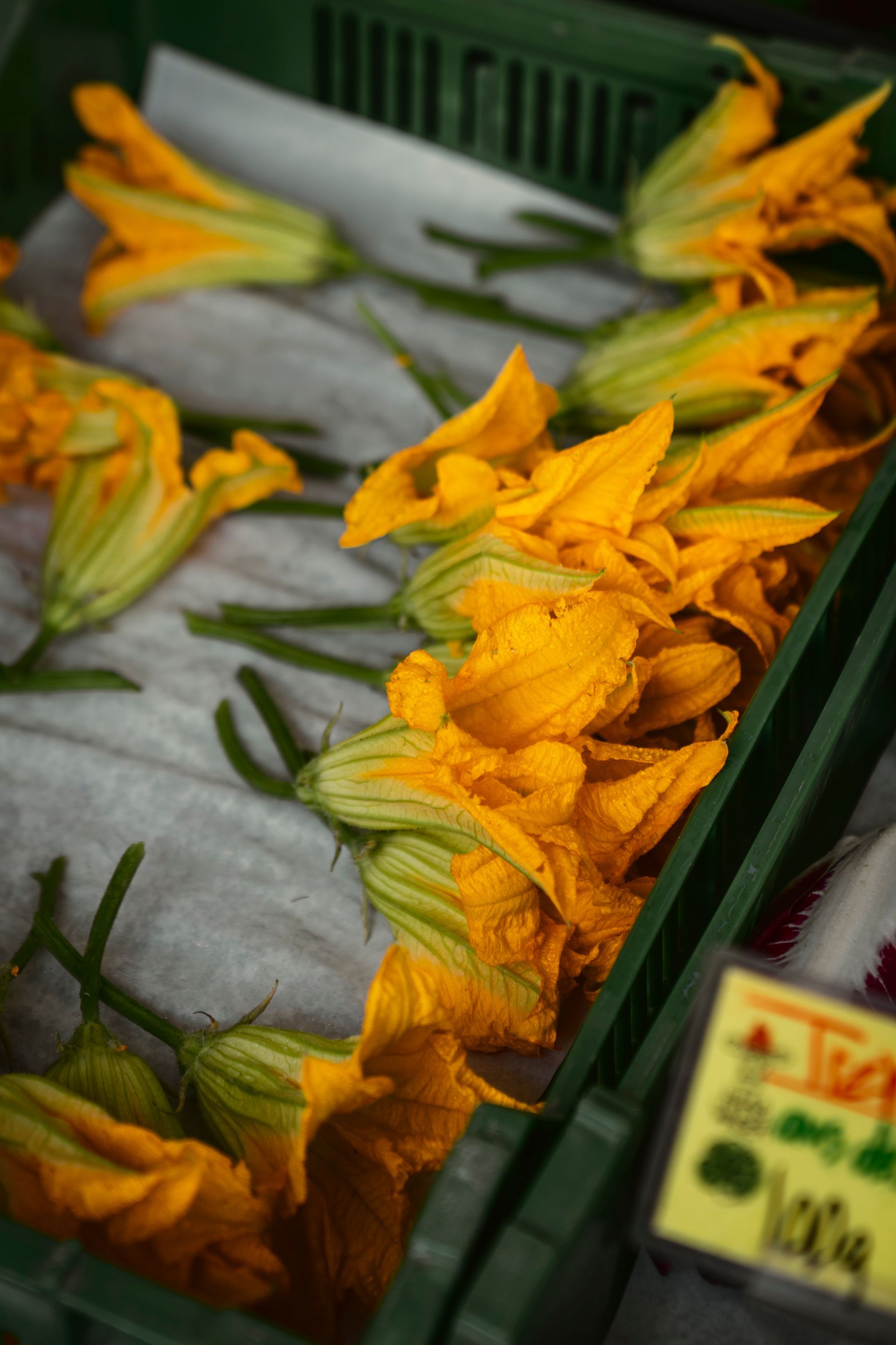 Cremiger Kaffee im Pappbecher wir d umgerührt. Close up