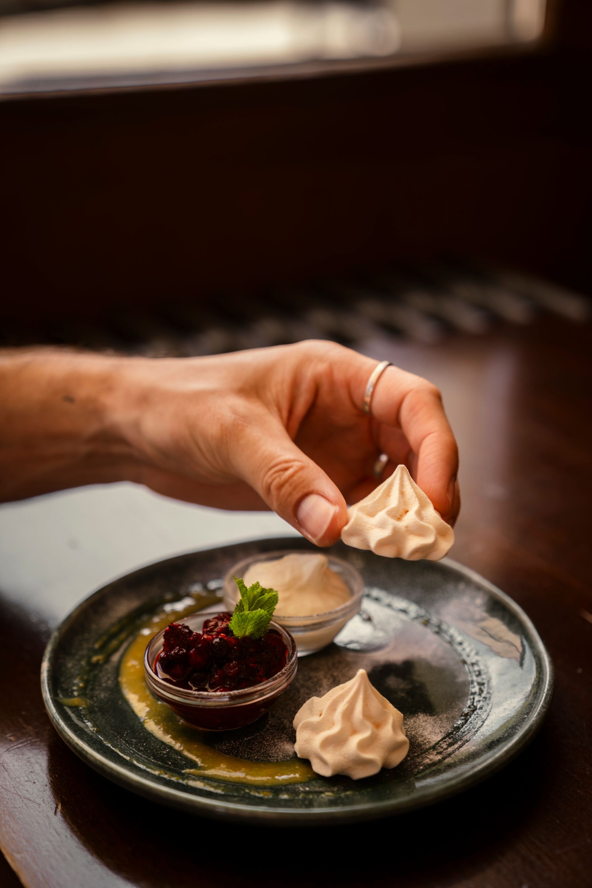 Markus Langmann probiert ein Gericht während der Schweiz-Reise