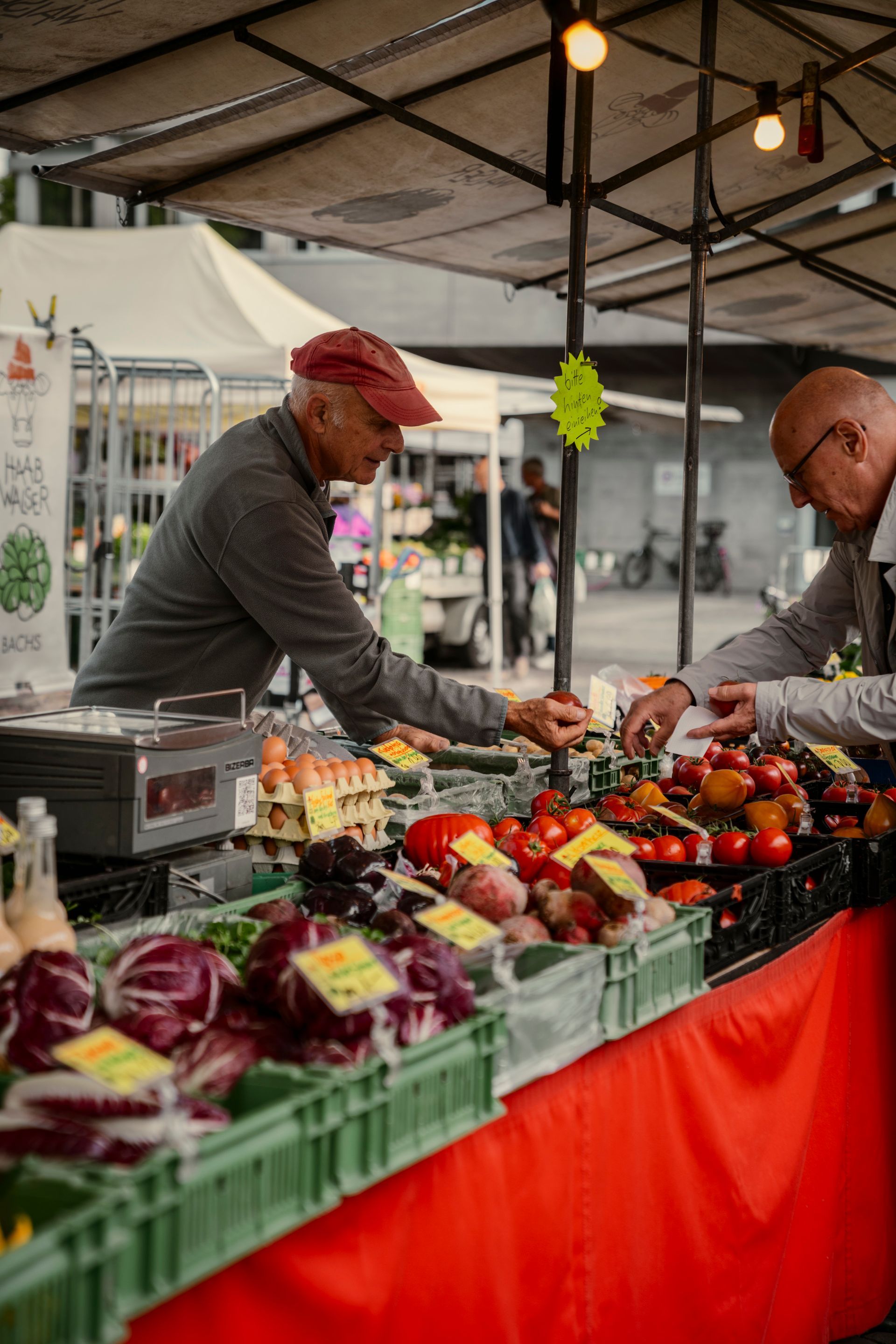 Männer am Marktstand