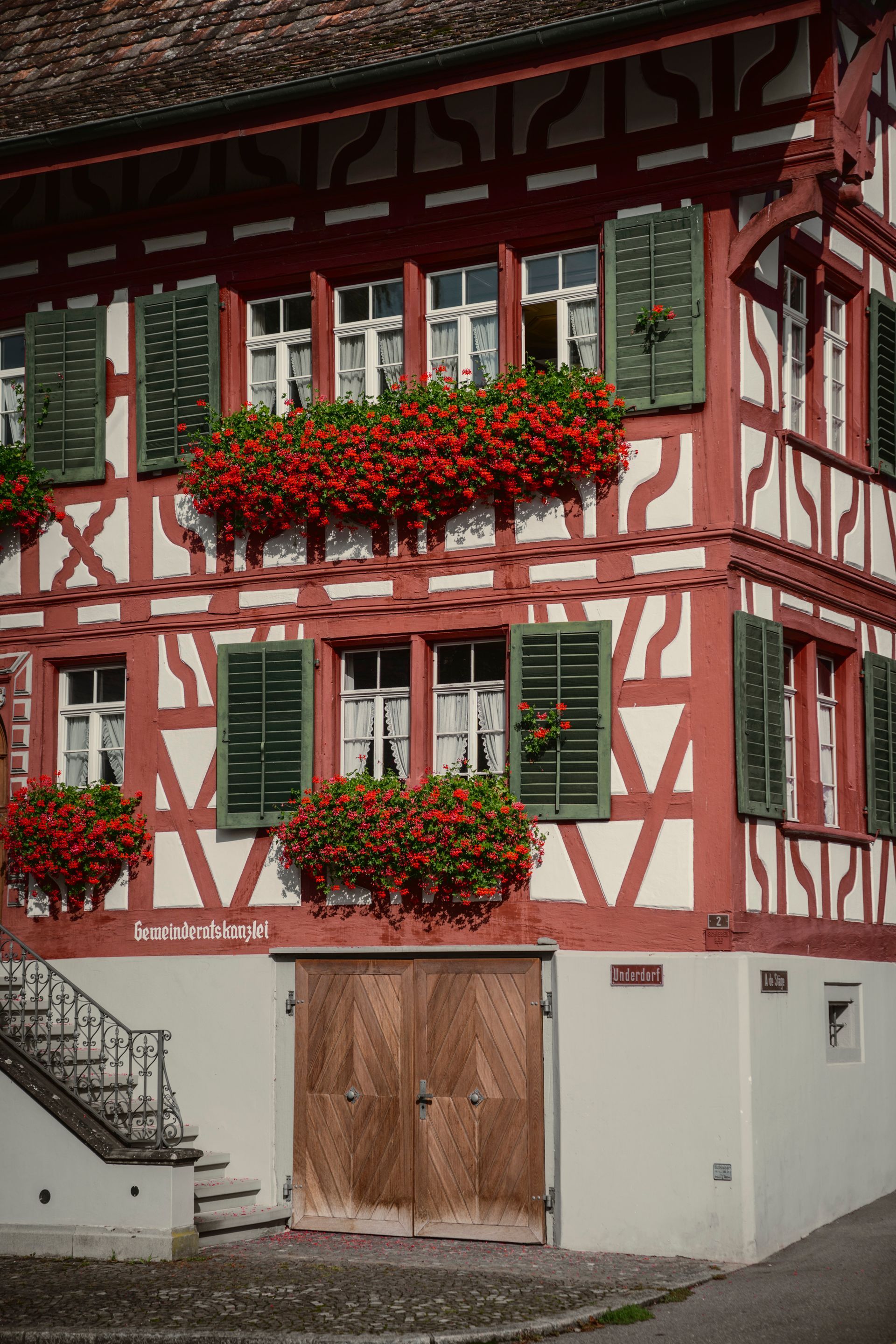 Mann auf einem Afrikanischen Markt, der einen Marktstand betrachtet