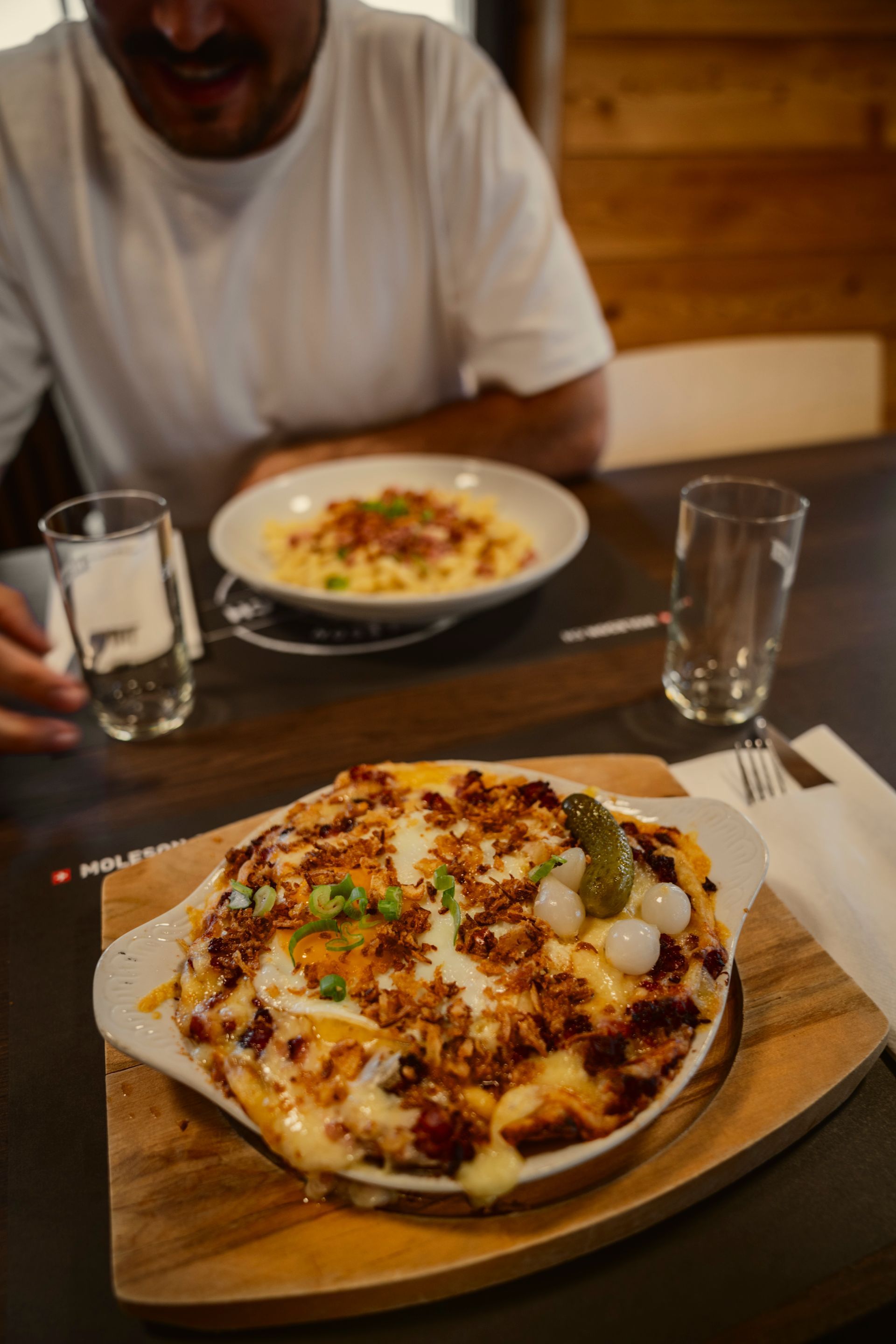 2 Gerichte auf Tellern