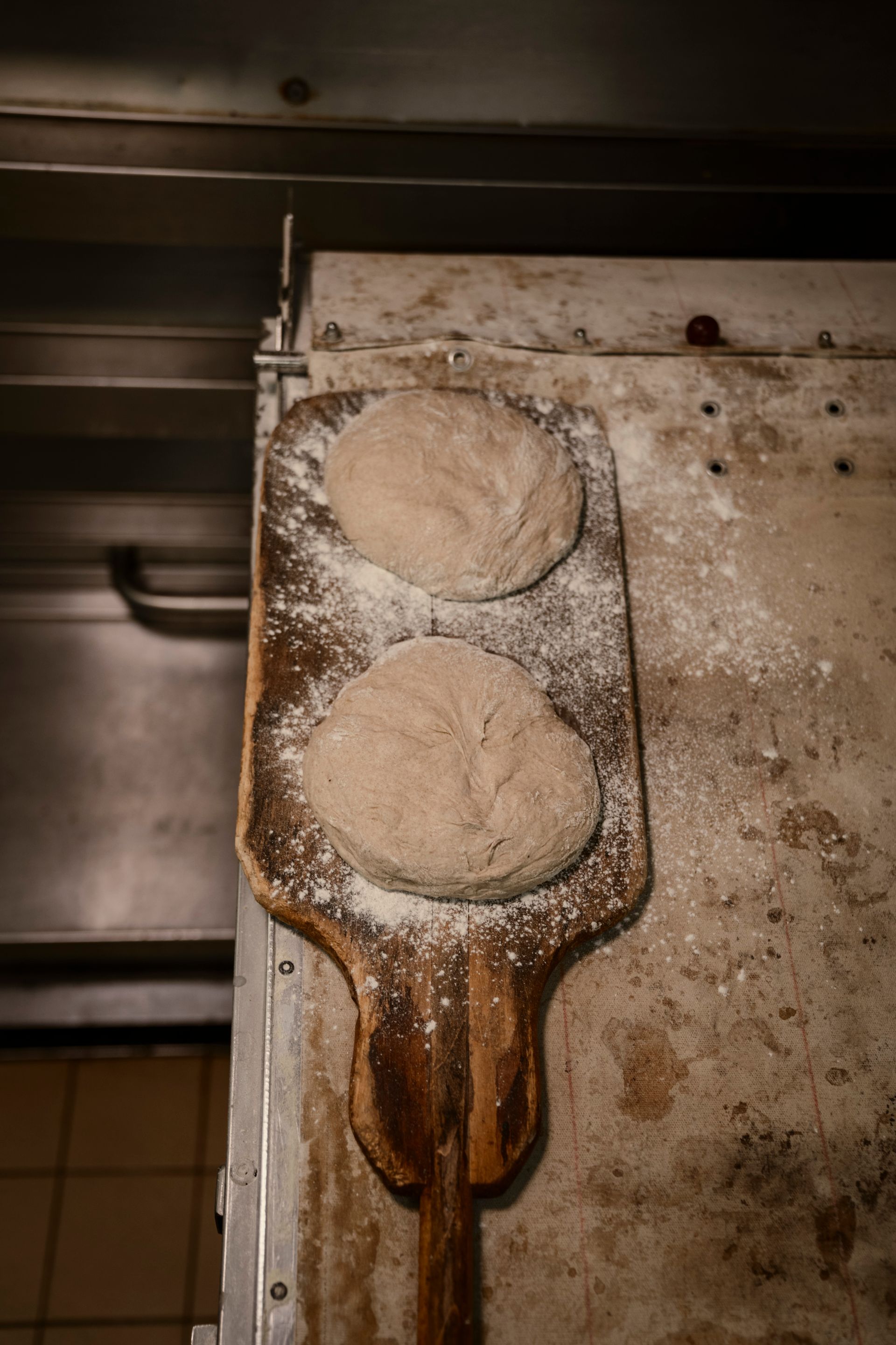 2 ungebackene Laibe Brot