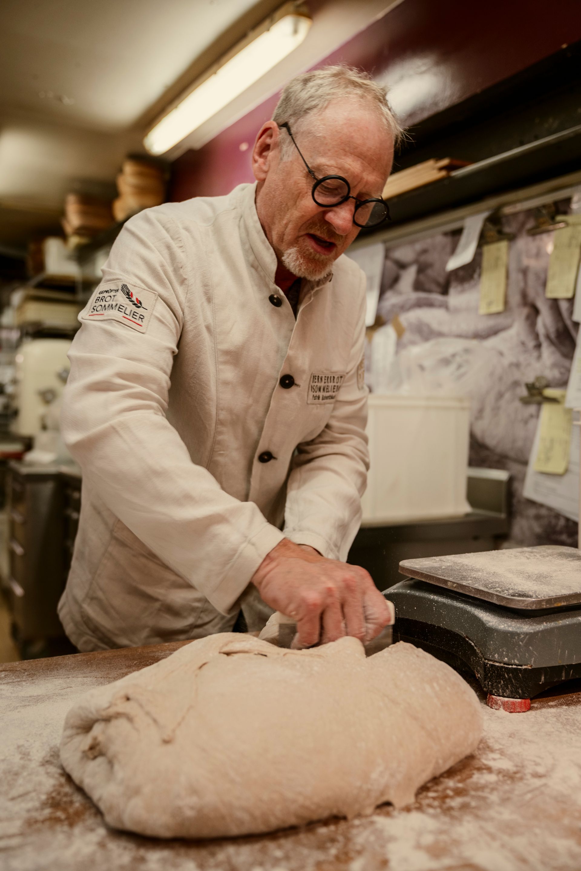 Schwarzer kleiner Top mit Curry auf dem ein kleiner aufgerollter Fladen liegt