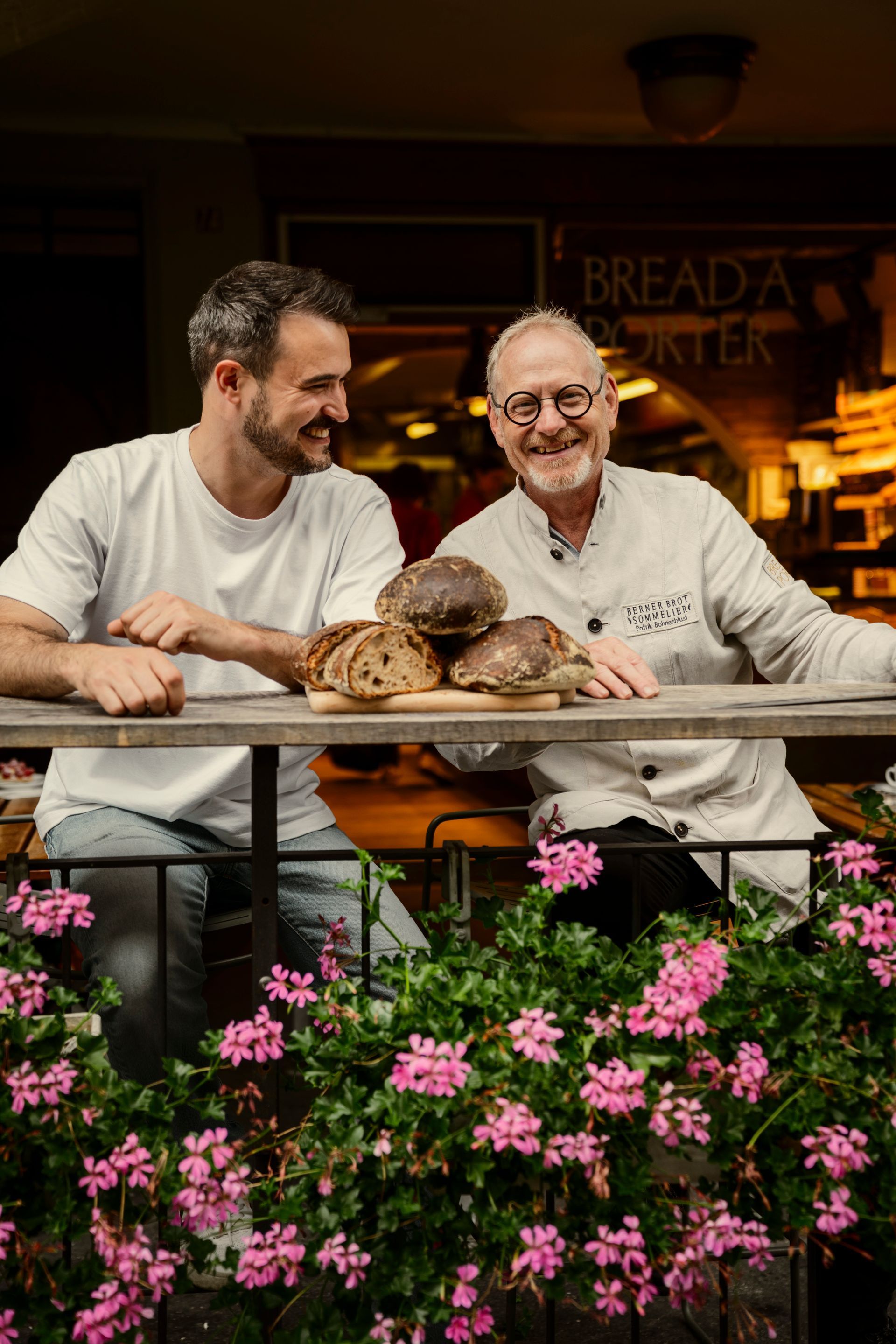 Barista gießt Kaffee auf
