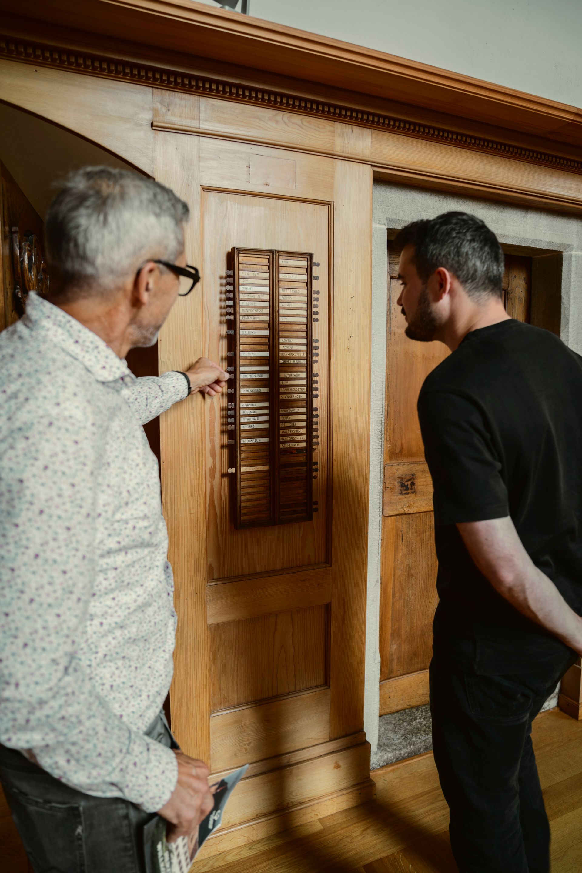 2 Personen vor Schildern