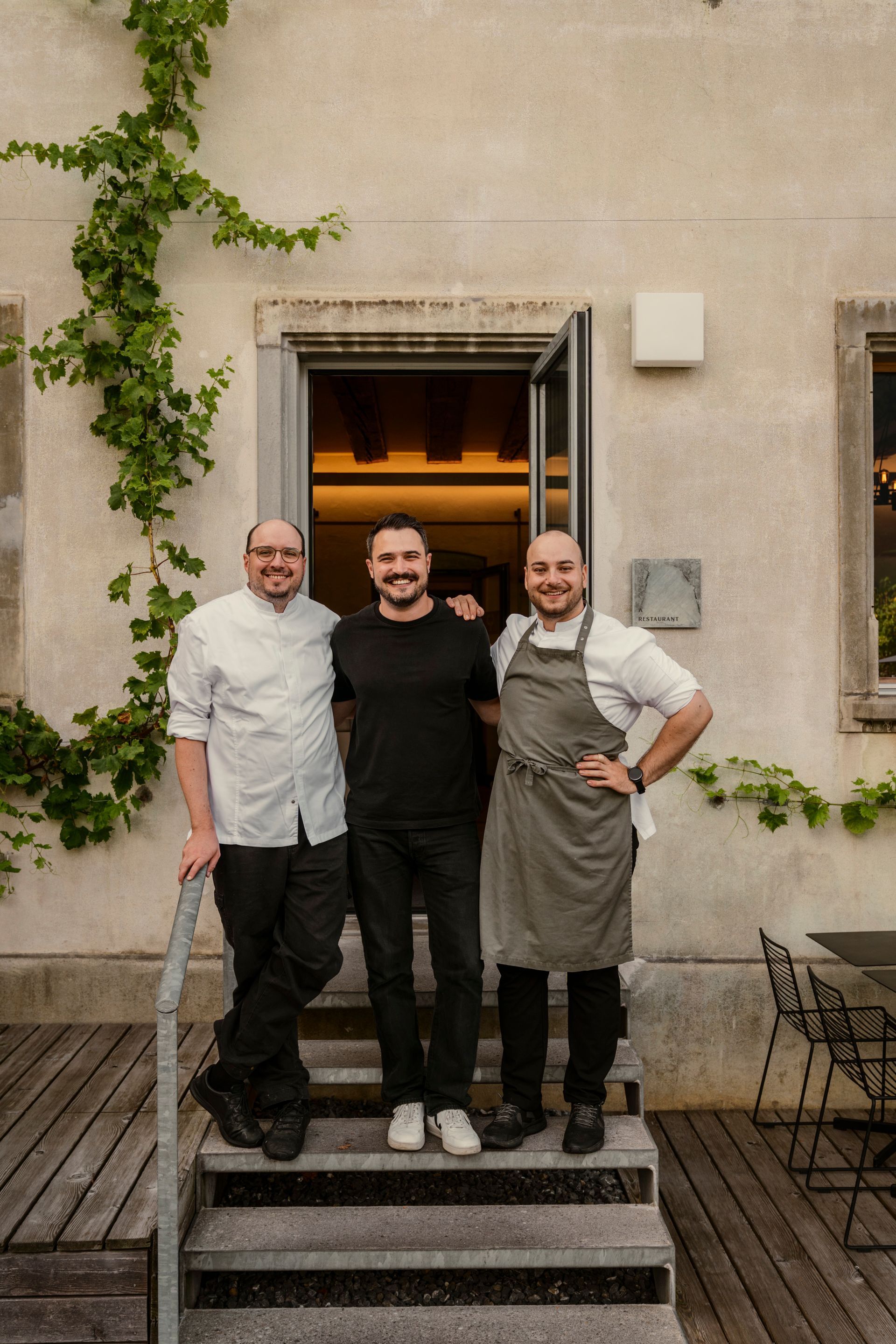 3 Personen vor Restaurant