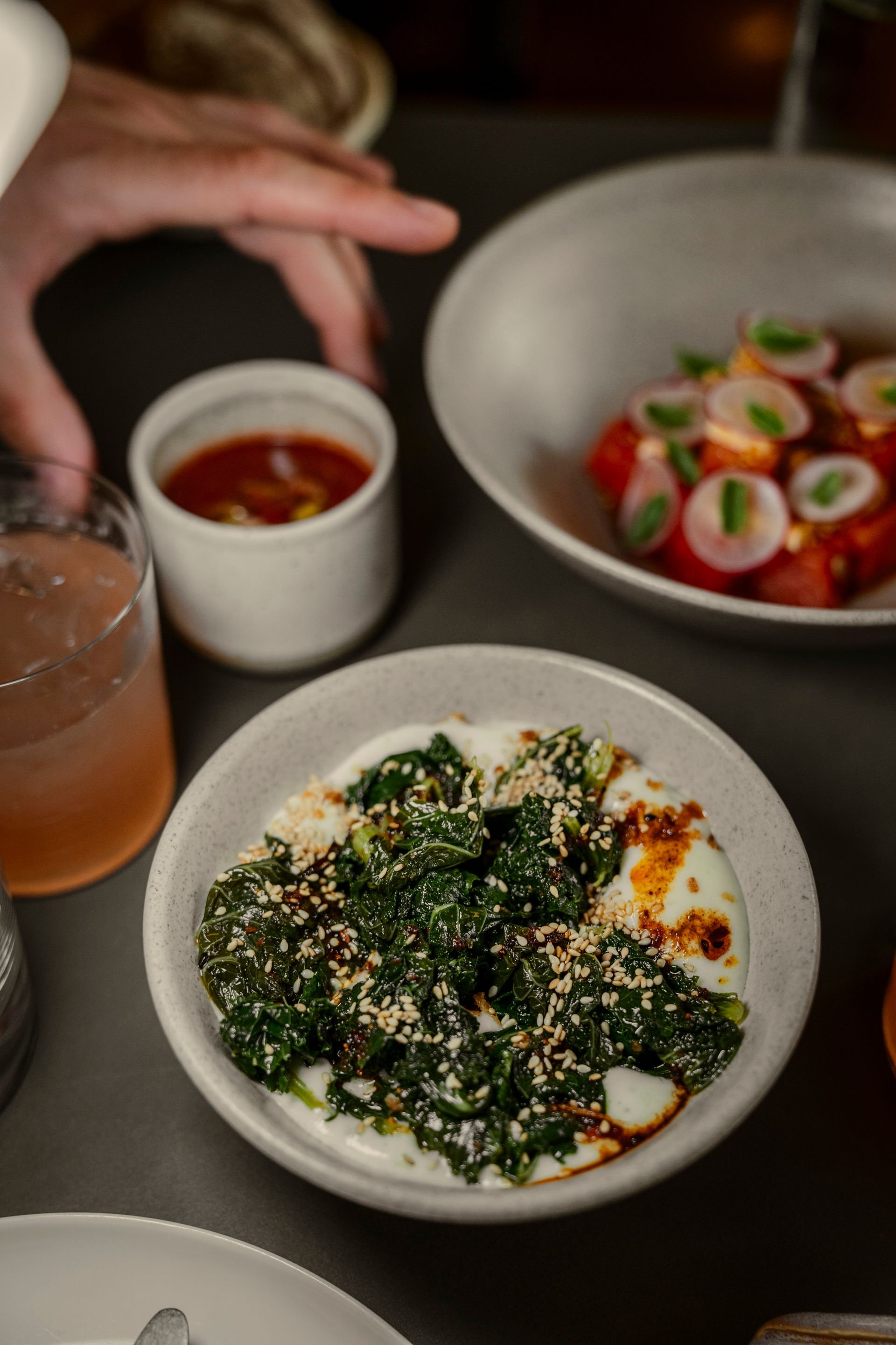 2 Teller mit Gerichten