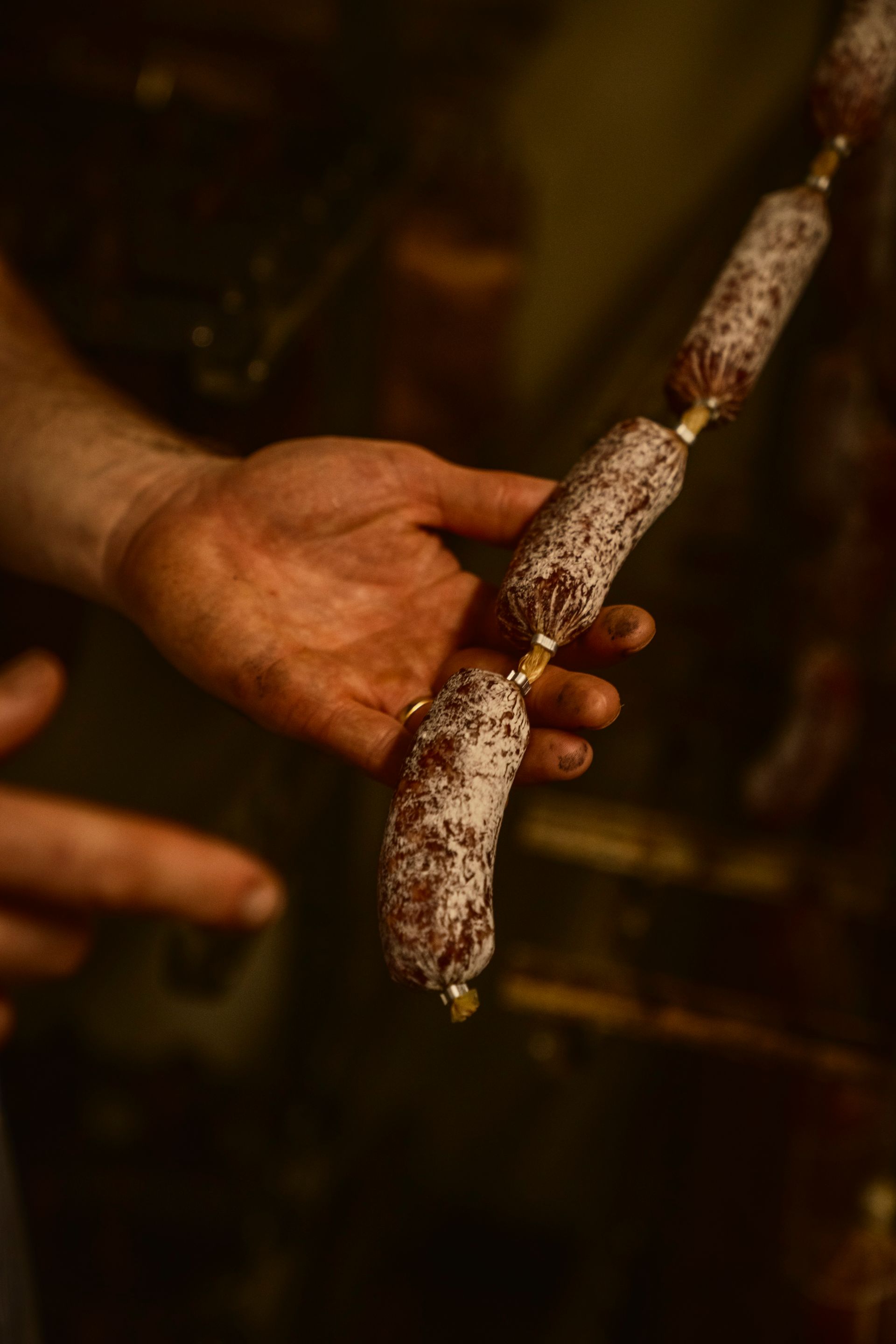 Erdbeer Dessert im FYN Restaurant wird auf weißem Teller angerichtet