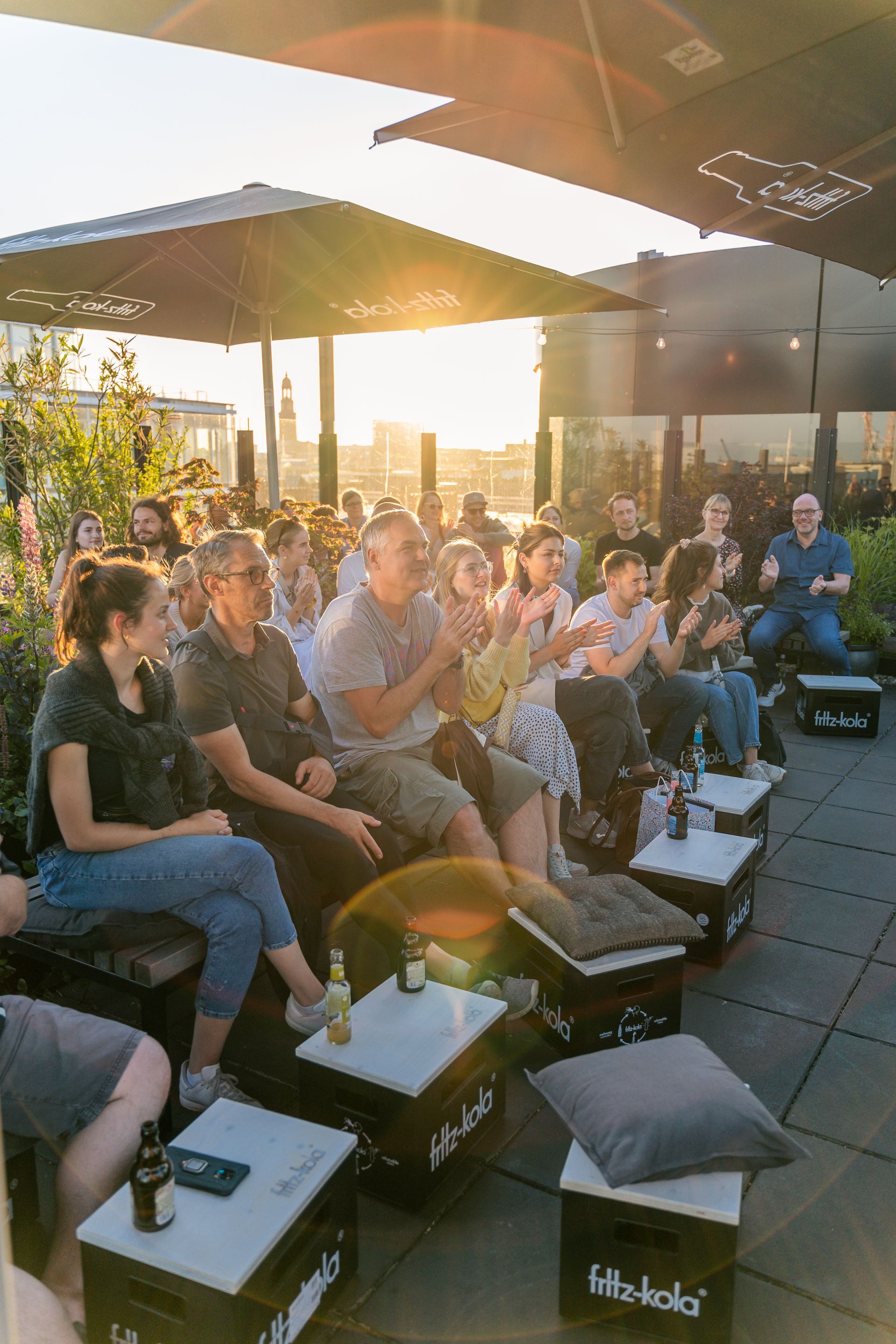 Gäste auf dem Moon46 im Sonnenschein beim Schnack Comedy Club