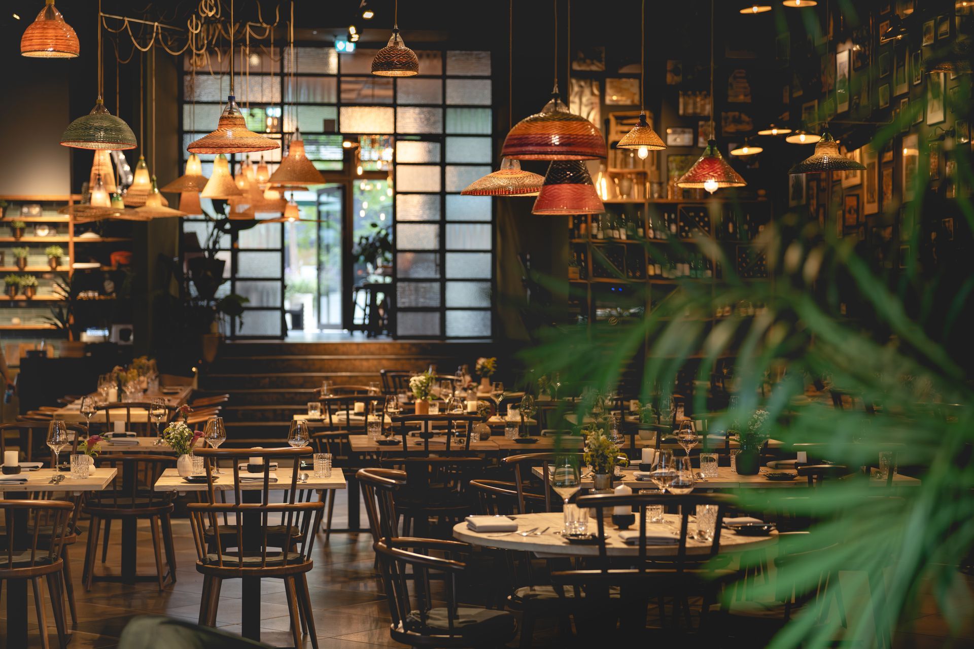 Blick in das KITCHENS Restaurant Richtung Bar