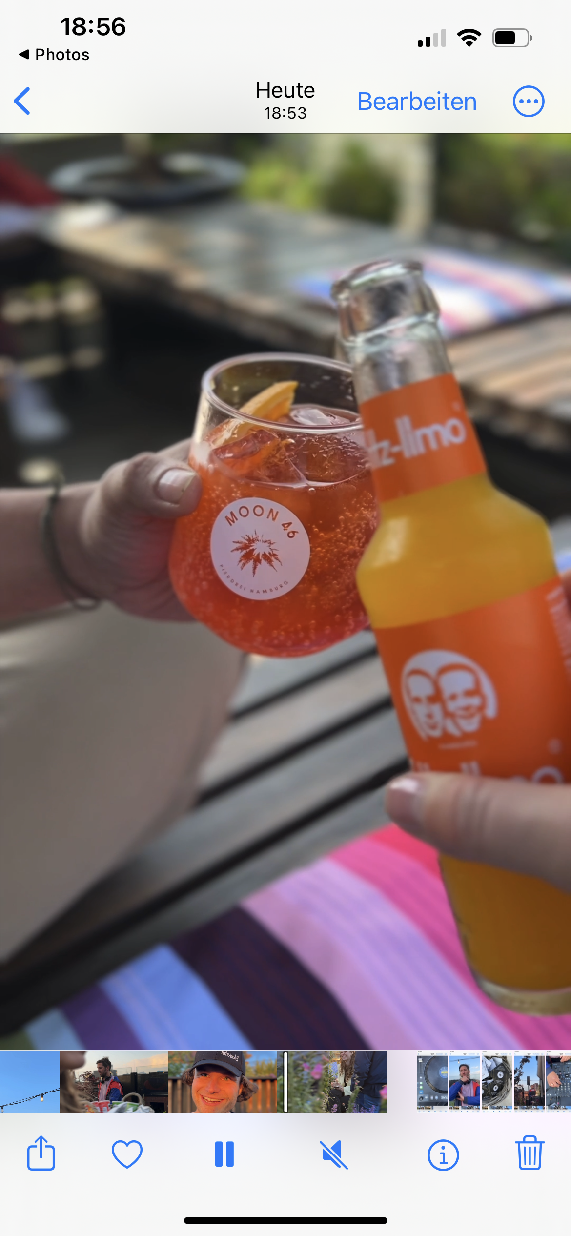 Es wird angestoßen Moon46 Glas mit Aperol Spritz und fritz Orange Flasche