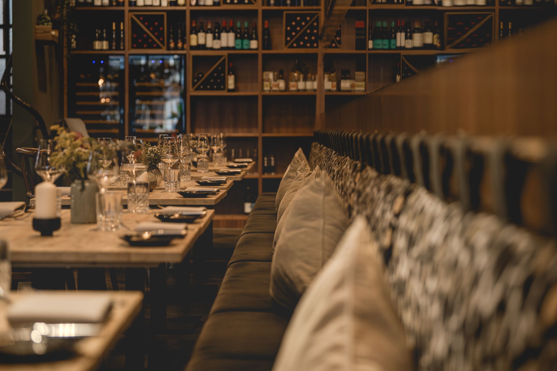 Blick über die Tische und Bank im KITCHENS