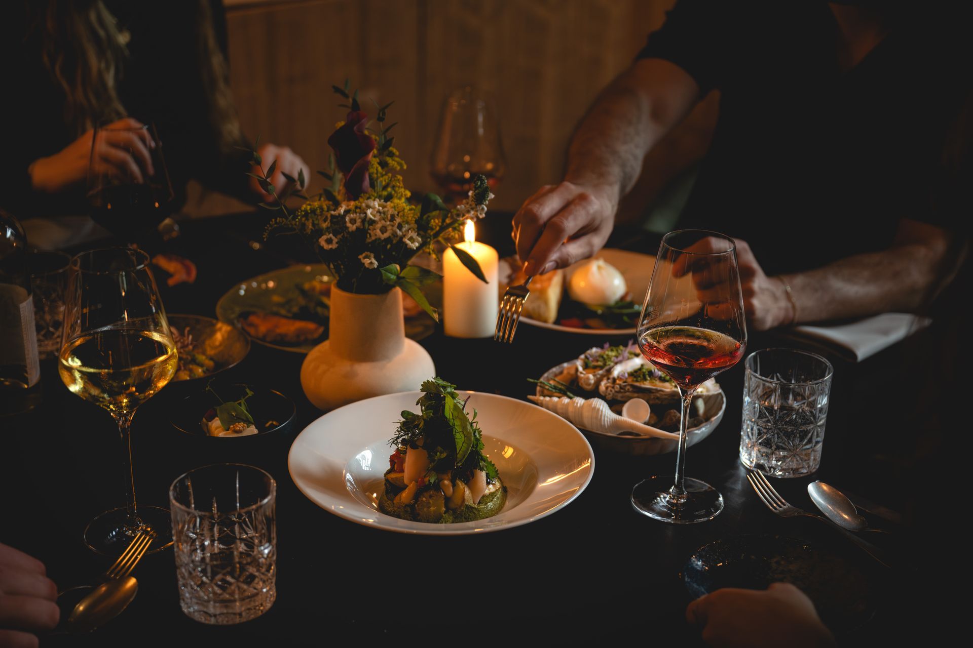 Gedeckter Tisch im Family Style bei Kerzenschein