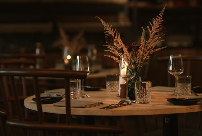 gedeckter Tisch bei Kerzenschein