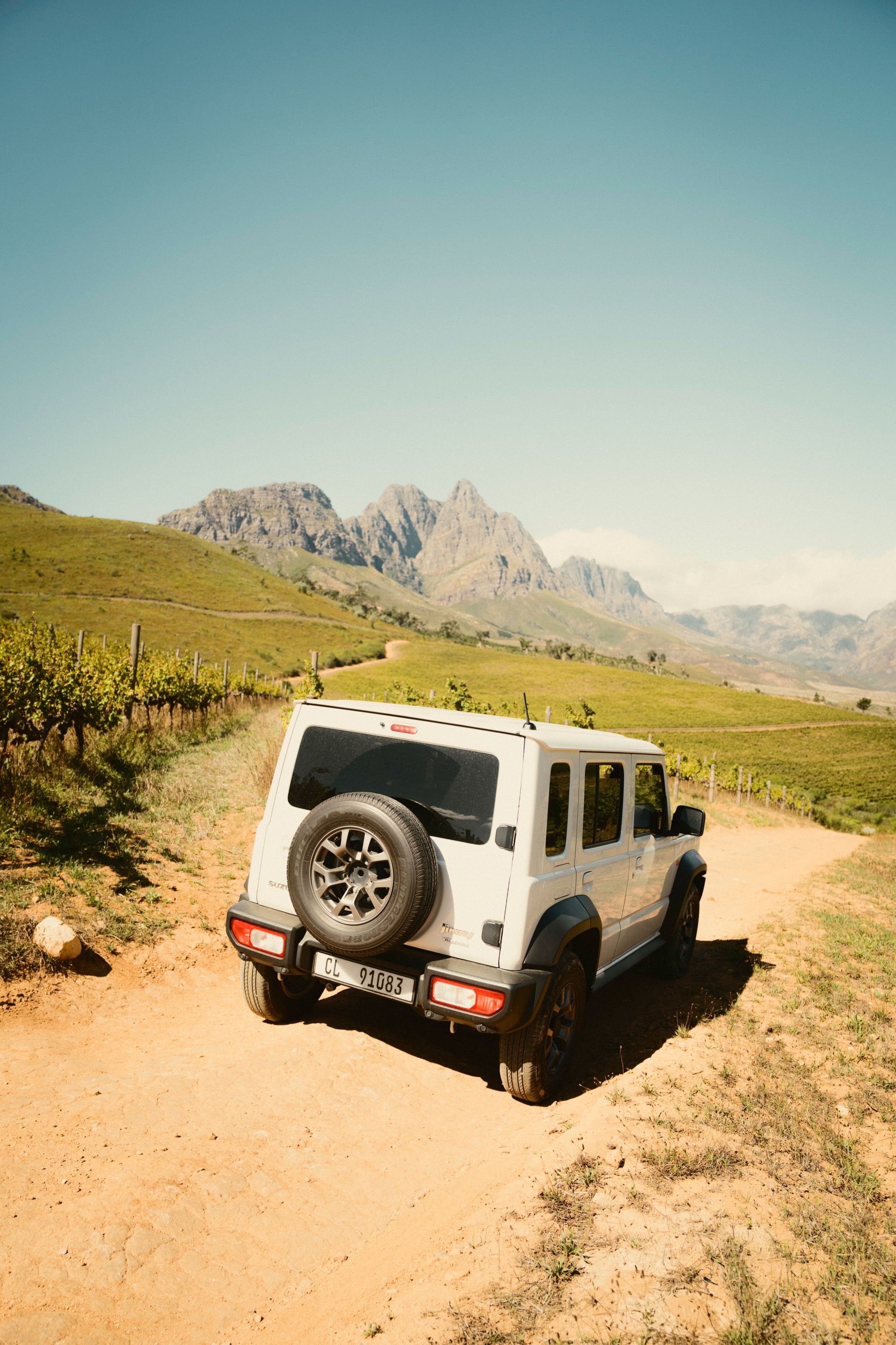 Jeep fährt über eine ländliche Straße in Südafrika