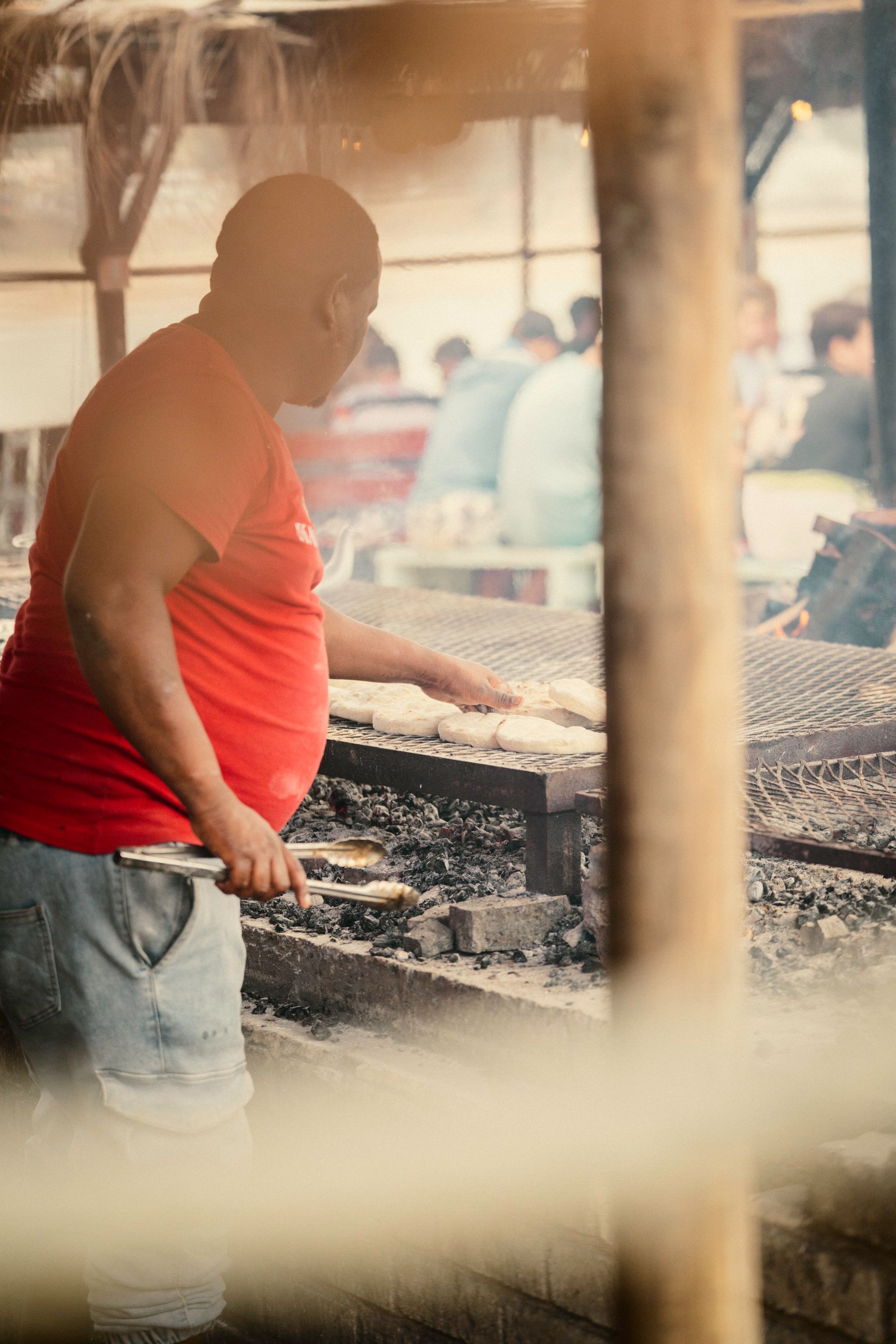 Mann am Grill auf Markt in Kapstadt