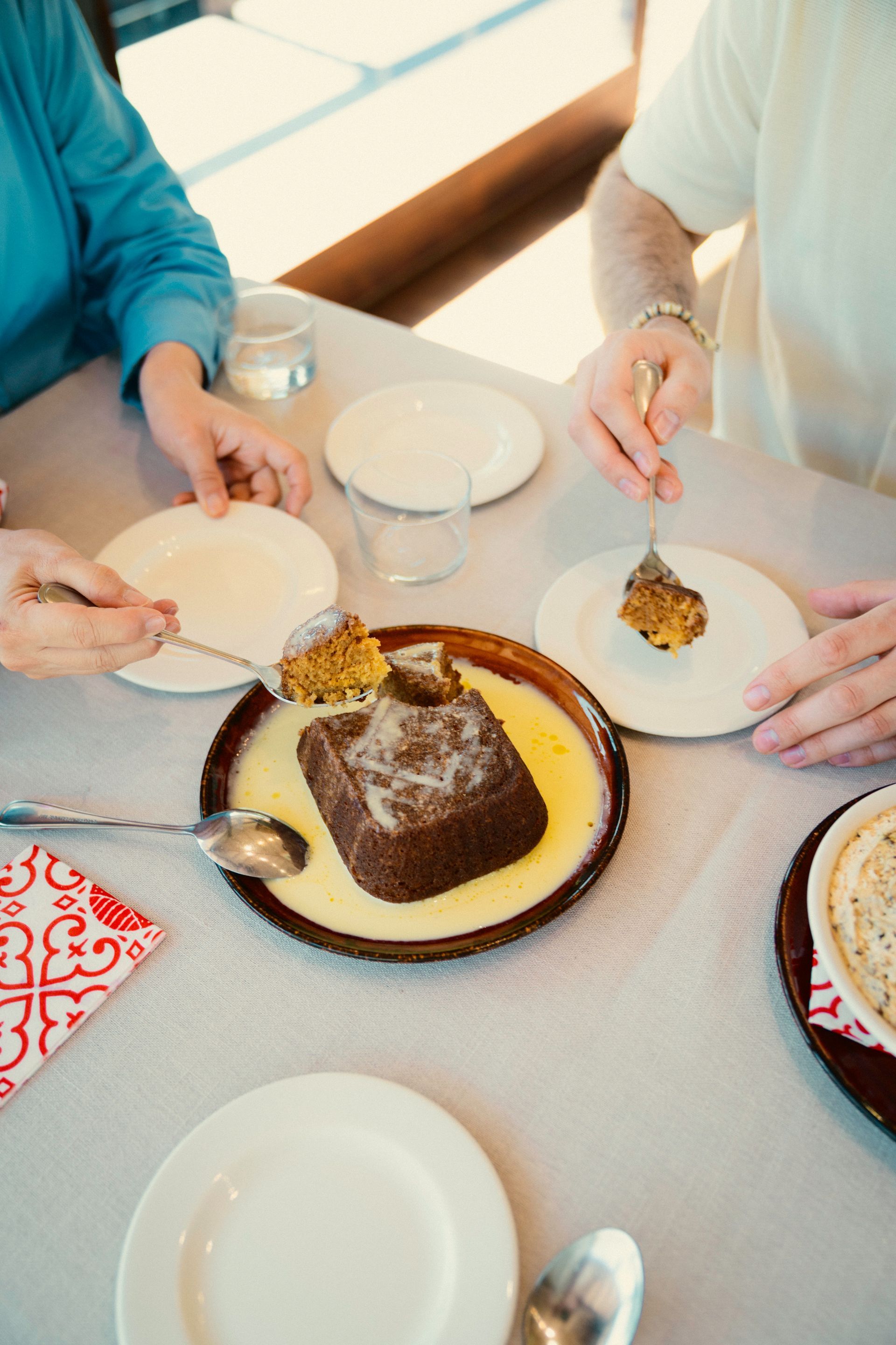 Malva Pudding in der Mitte eines Tisches.