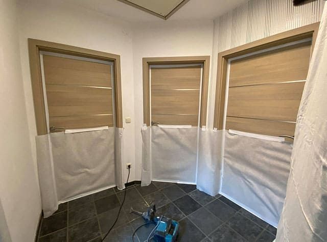 Ein Raum mit drei Türen und einer Maschine darin.