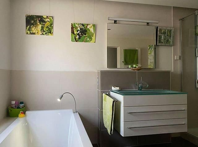 Ein Badezimmer mit Badewanne, Waschbecken und Spiegel.