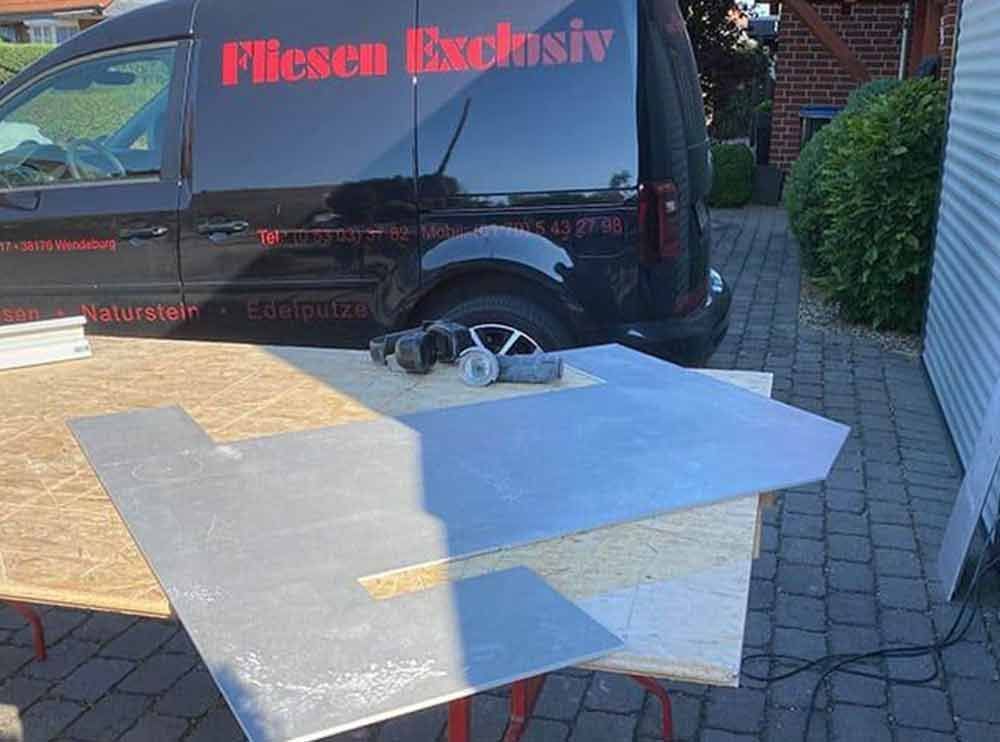 Ein schwarzer Van mit dem Wort fliesen exclusive auf der Rückseite