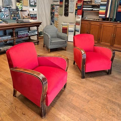 Deux fauteuils rouges dans la boutique