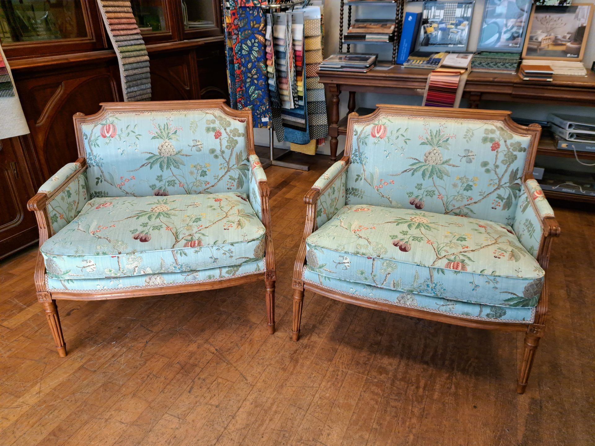 2 fauteuils bleus avec un motif fleuri