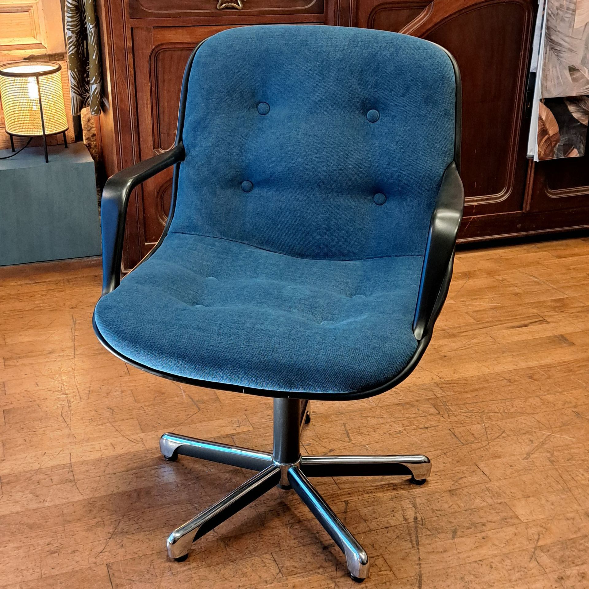 Un siège de bureau en bleu