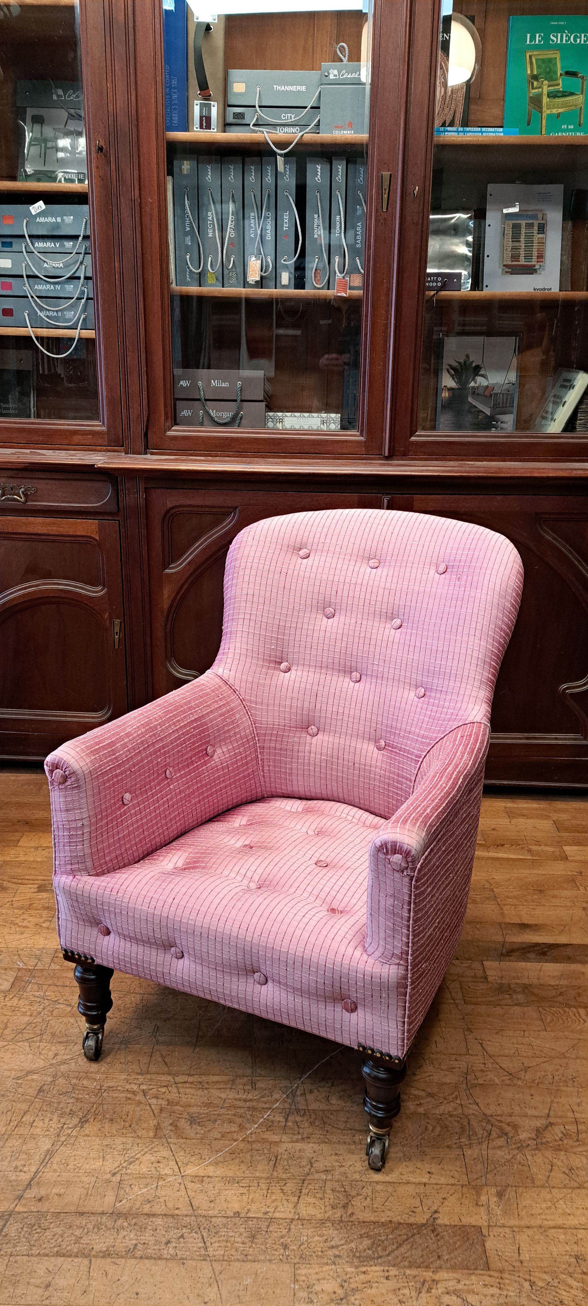 Un fauteuil en bois et en tissu bleu