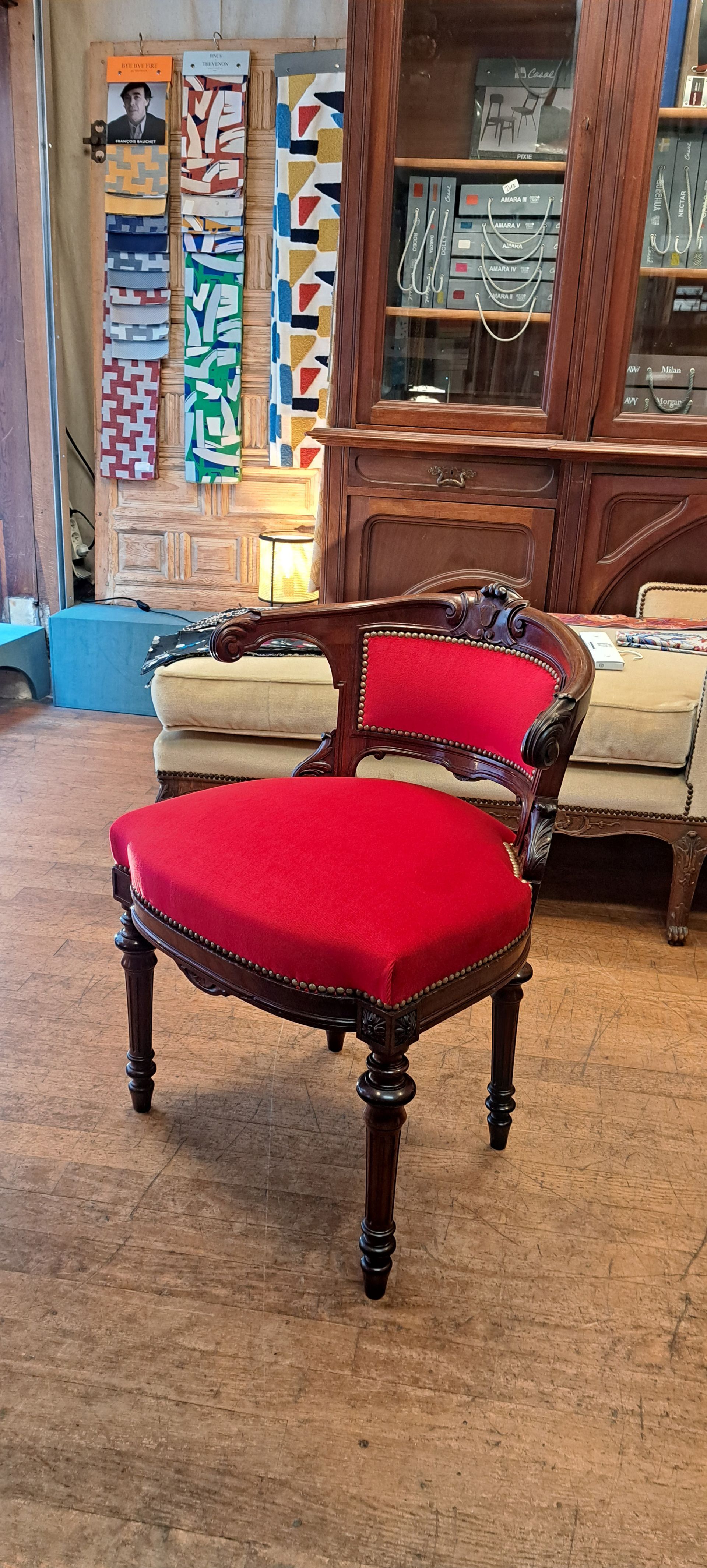 Un siège de bureau rouge