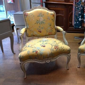 Des fauteuils jaune en tissu et en bois