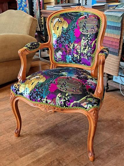 Un siège avec un motif très coloré