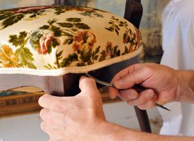 Un technicien répare un siège