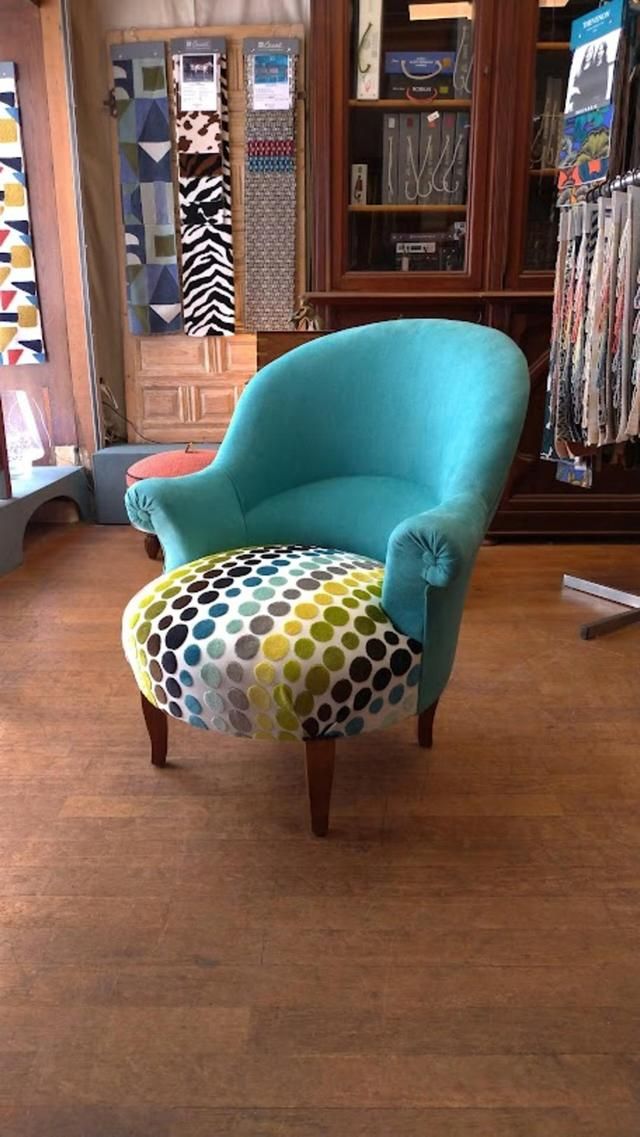 Un fauteuil bleu et à pois