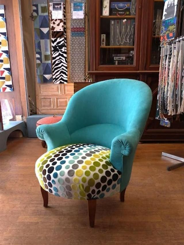 Un fauteuil en tissu bleu et en tissu à pois