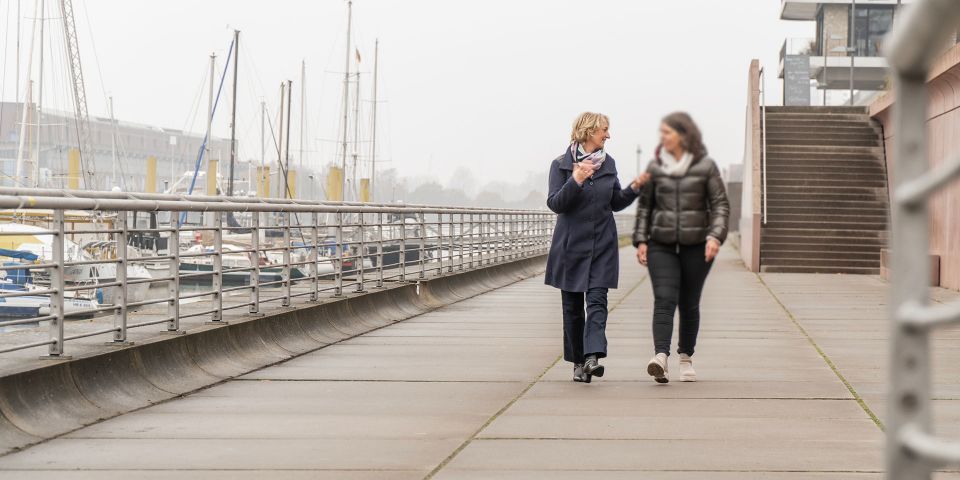 Ein Lifecoach aus Berlin unterhält sich mit Klienten auch unterwegs.