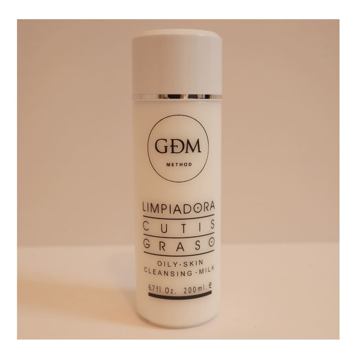 Botella de limpiador de piel GDM Metru para piel grasa.