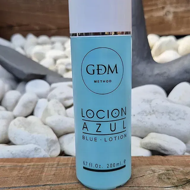 Una botella azul de loción azul loción azul