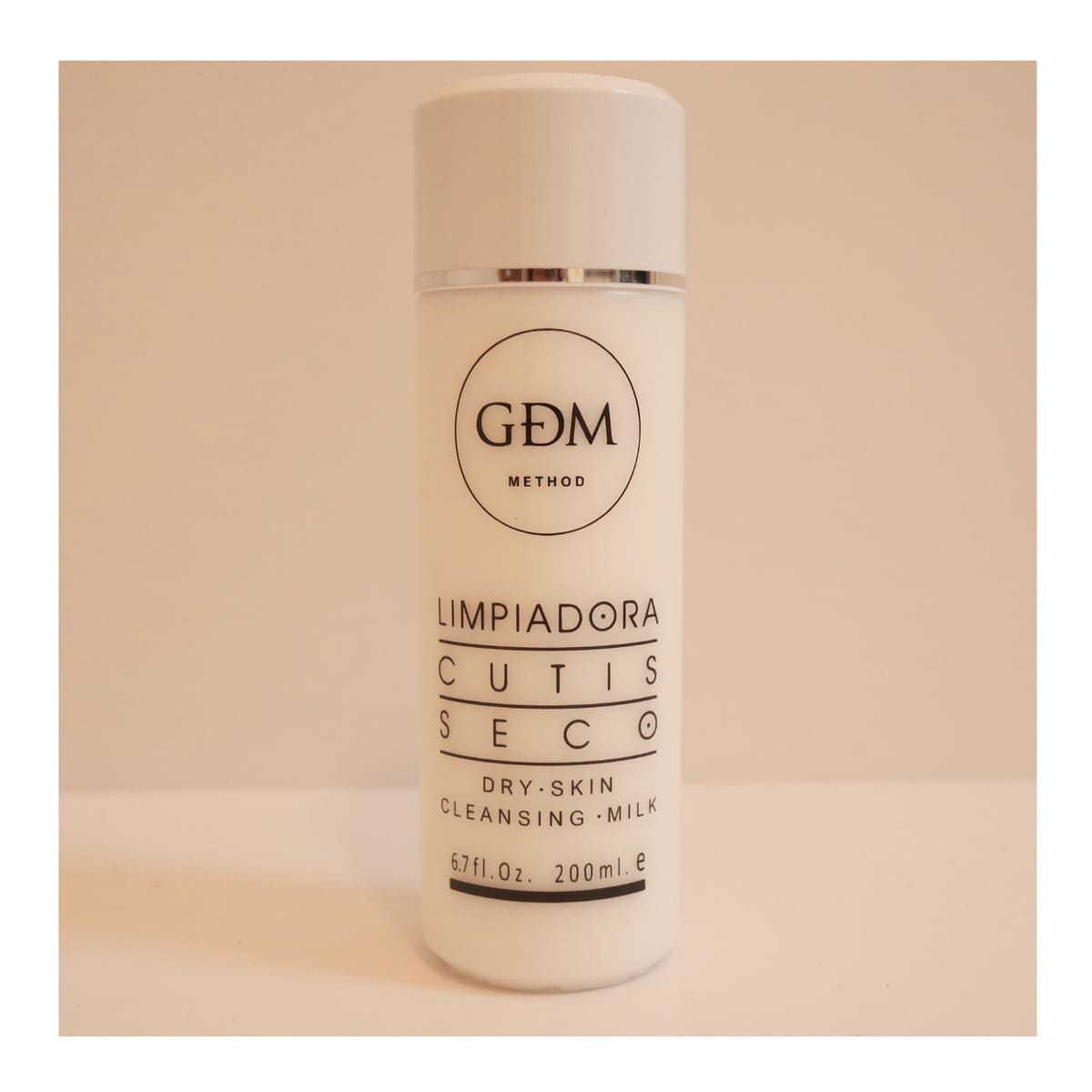 Botella de cuidado de la piel de color blanco con etiqueta 