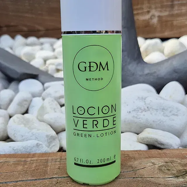 Una botella verde de loción verde loción verde