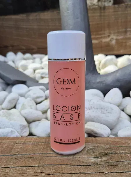 Una botella de loción base GDM Locion Base.