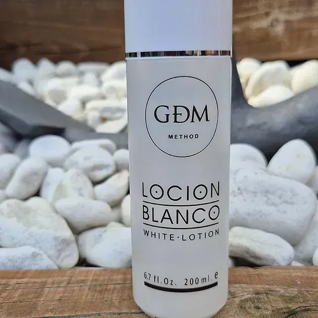 Una botella blanca de loción blanca GDM.