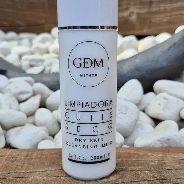 Una botella de leche limpiadora para piel seca Limpiadora Cutis Seco
