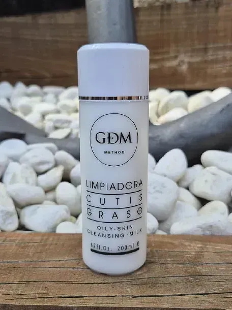 Una botella de leche limpiadora para piel grasa Gem