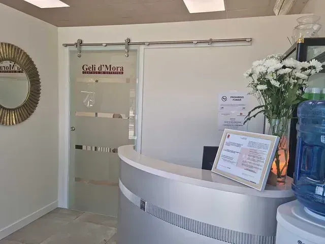 Un área de recepción con una puerta corrediza de vidrio que dice gel d'mains