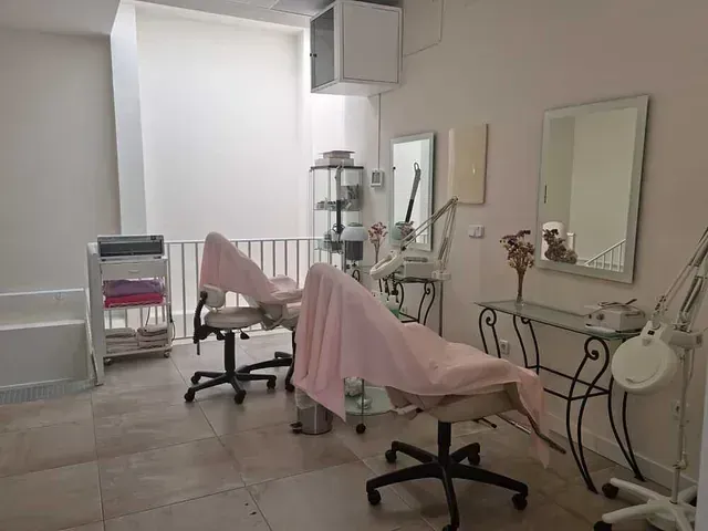 Una habitación con dos sillas y un espejo.