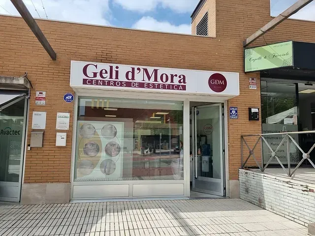 Un escaparate con un cartel que dice geli d' mora