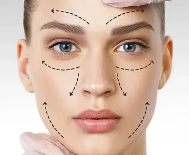 Un primer plano del rostro de una mujer con líneas dibujadas en él.